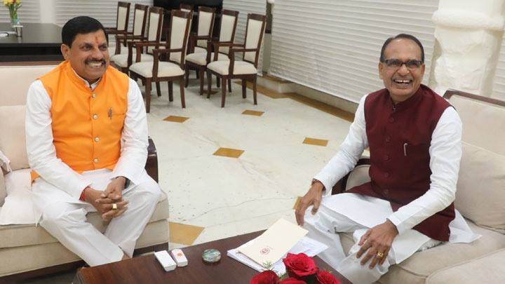 मुख्यमंत्री डॉ. यादव से पूर्व मुख्यमंत्री श्री चौहान ने सौजन्य भेंट की